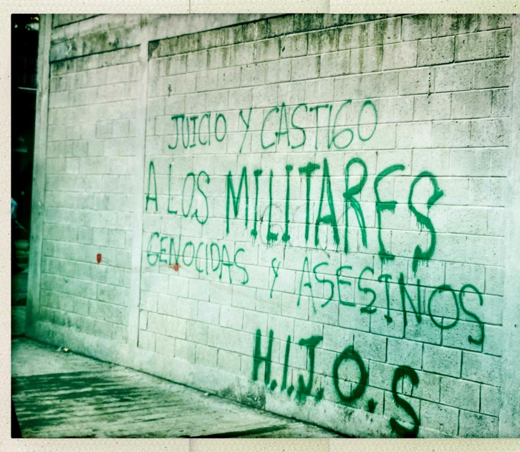 Privé/ Jugement et condamnation pour les militaires génocidaires et assassins. HIJOS, graffiti sur un mur de Guatemala Ciudad, Guatemala, 2001