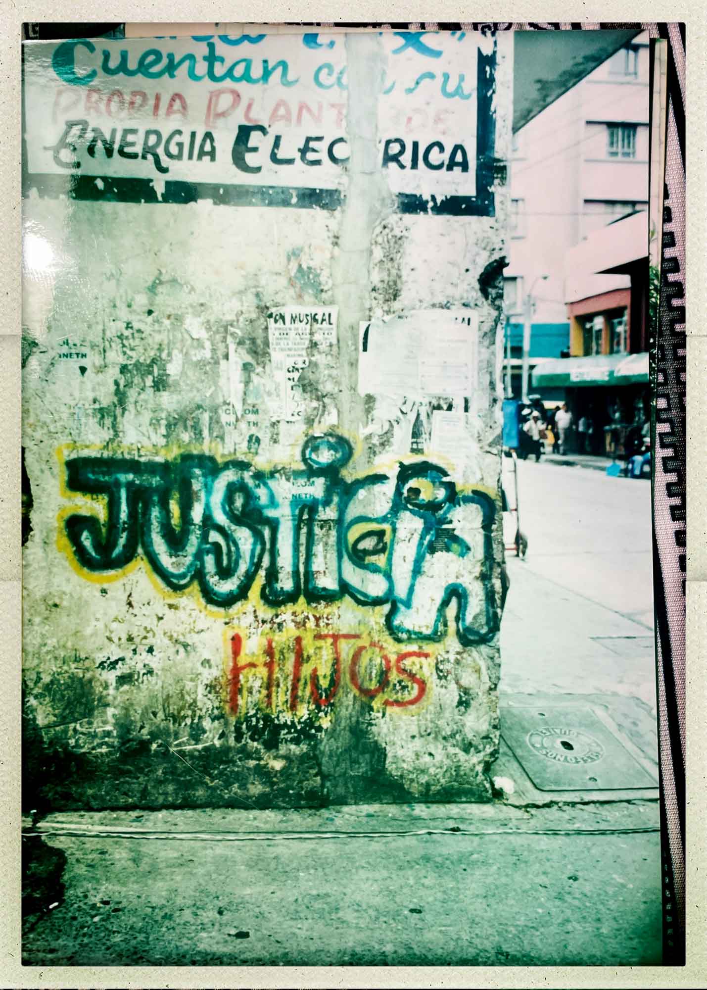 ©Privé/ Graffiti par le collectif d'enfants de disparus HIJOS, dans les rues de la capitale Guatemala Ciudad, 2001